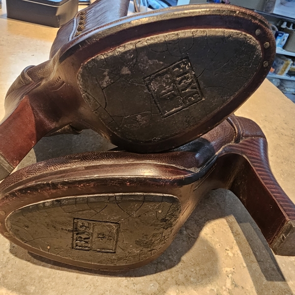 Frye woman boots sz 7 - Picture 3 of 9